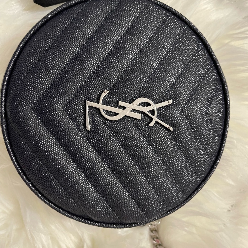 ROUND CAMERA BAG IN CHEVRON-QUILTED GRAIN LEATHER